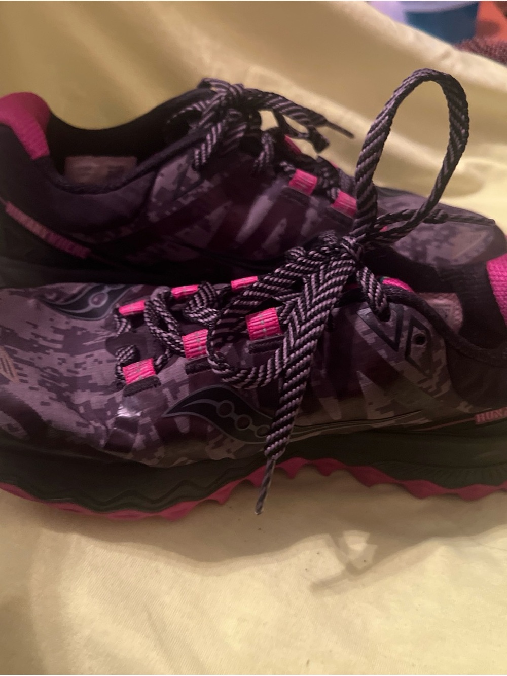 Saucony Peregrine Size 9.5 Runshield Black/Pink Sneakers - Pre-owned